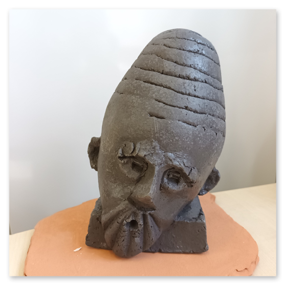 Verschiedene Köpfe aus Keramik in diversen Größen von der Künstlerin Elisabeth Raunig, welche auch verkauft werden