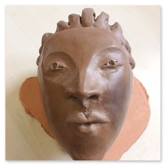 Verschiedene Köpfe aus Keramik in diversen Größen von der Künstlerin Elisabeth Raunig, welche auch verkauft werden