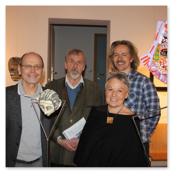 Ausstellung im Kunsthaus in Weiz. Skulpturen, Masken und Köpfe aus Keramik und Masken aus Glas. Gäste bei der Vernisage.
