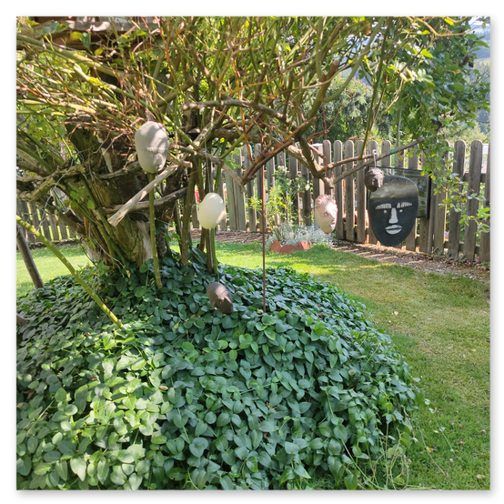 Ausstellung in Birkfeld, Impressionen der Kunstwerke aus Keramik im Garten, Bilder der Gäste