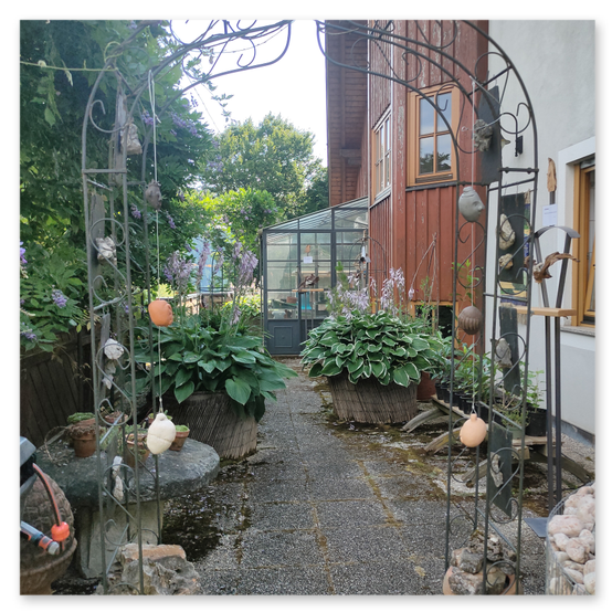 Ausstellung in Birkfeld, Impressionen der Kunstwerke aus Keramik im Garten, Bilder der Gäste