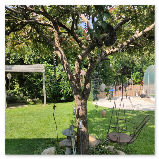 Ausstellung in Birkfeld, Impressionen der Kunstwerke aus Keramik im Garten, Bilder der Gäste