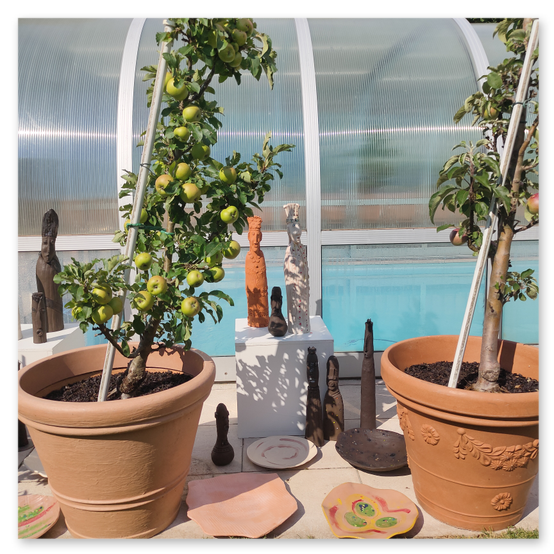 Ausstellung in Birkfeld, Impressionen der Kunstwerke aus Keramik im Garten, Bilder der Gäste