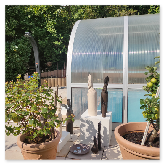 Ausstellung in Birkfeld, Impressionen der Kunstwerke aus Keramik im Garten, Bilder der Gäste