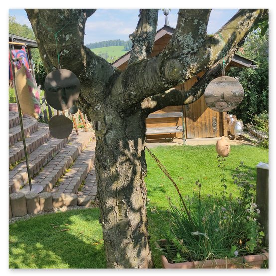 Ausstellung in Birkfeld, Impressionen der Kunstwerke aus Keramik im Garten, Bilder der Gäste