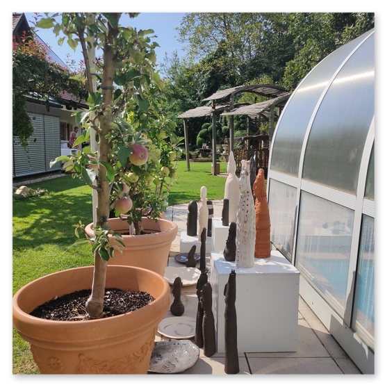 Ausstellung in Birkfeld, Impressionen der Kunstwerke aus Keramik im Garten, Bilder der Gäste