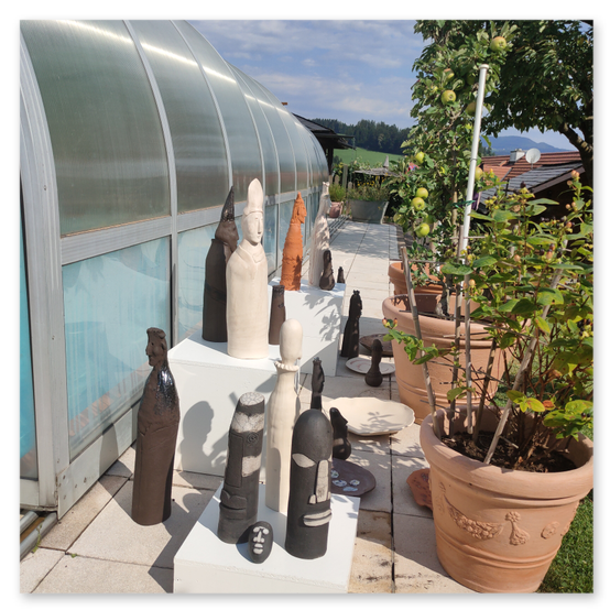 Ausstellung in Birkfeld, Impressionen der Kunstwerke aus Keramik im Garten, Bilder der Gäste