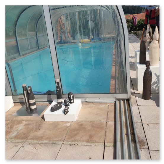 Ausstellung in Birkfeld, Impressionen der Kunstwerke aus Keramik im Garten, Bilder der Gäste