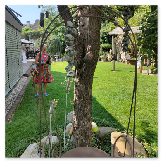 Ausstellung in Birkfeld, Impressionen der Kunstwerke aus Keramik im Garten, Bilder der Gäste