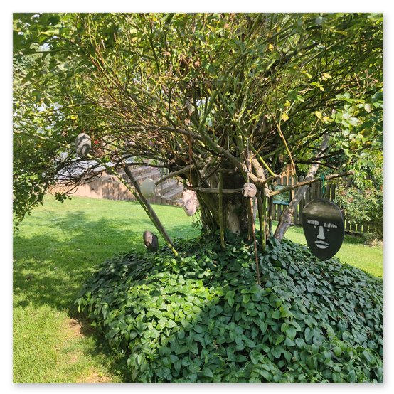 Ausstellung in Birkfeld, Impressionen der Kunstwerke aus Keramik im Garten, Bilder der Gäste