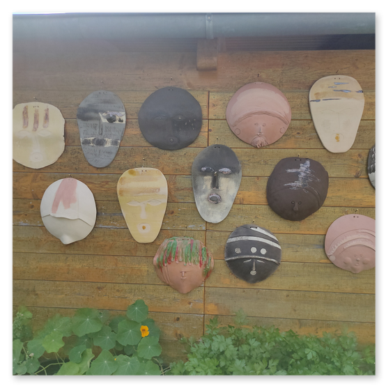 Ausstellung in Birkfeld, Impressionen der Kunstwerke aus Keramik im Garten, Bilder der Gäste