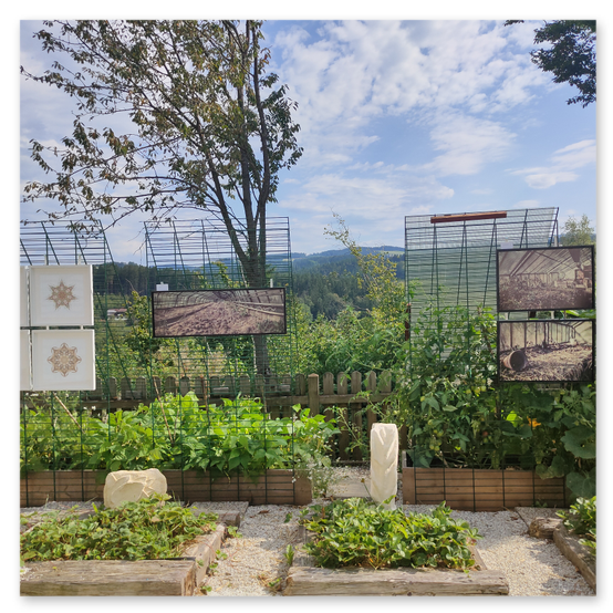 Ausstellung in Birkfeld, Impressionen der Kunstwerke aus Keramik im Garten, Bilder der Gäste