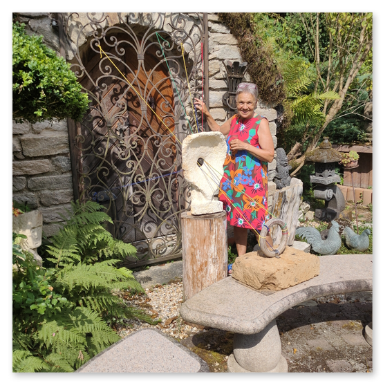 Ausstellung in Birkfeld, Impressionen der Kunstwerke aus Keramik im Garten, Bilder der Gäste