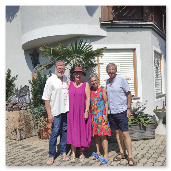 Ausstellung in Birkfeld, Impressionen der Kunstwerke aus Keramik im Garten, Bilder der Gäste