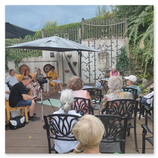 Ausstellung in Birkfeld, Impressionen der Kunstwerke aus Keramik im Garten, Bilder der Gäste