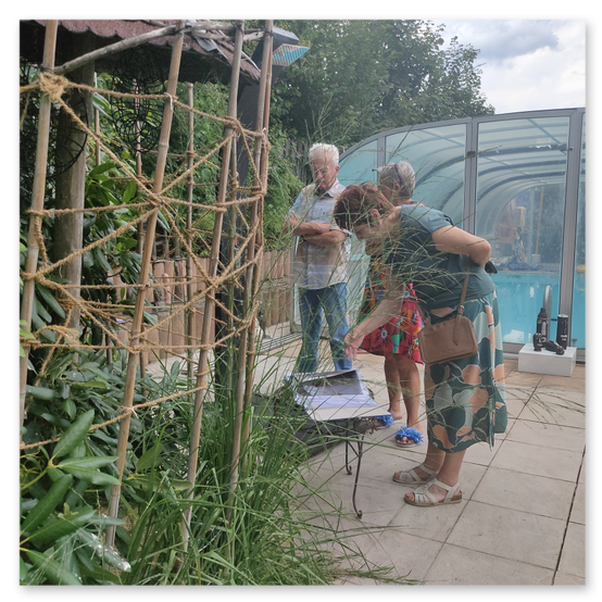 Ausstellung in Birkfeld, Impressionen der Kunstwerke aus Keramik im Garten, Bilder der Gäste