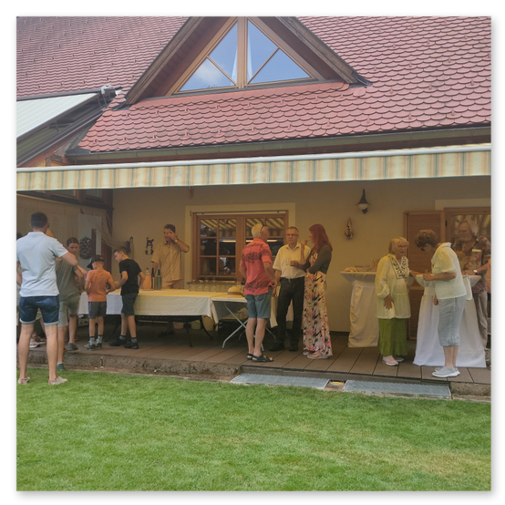 Ausstellung in Birkfeld, Impressionen der Kunstwerke aus Keramik im Garten, Bilder der Gäste
