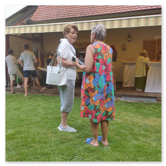 Ausstellung in Birkfeld, Impressionen der Kunstwerke aus Keramik im Garten, Bilder der Gäste