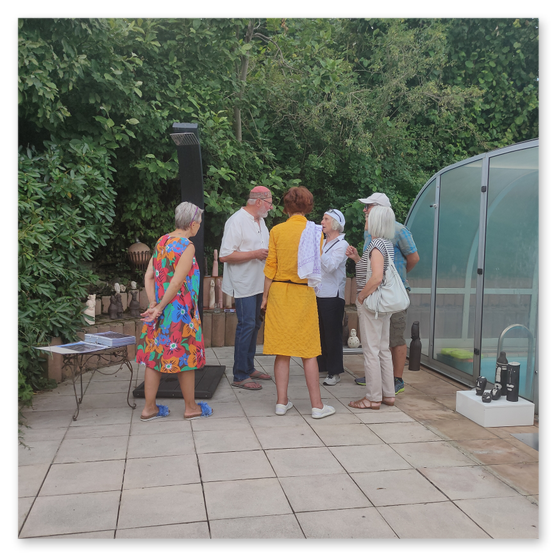 Ausstellung in Birkfeld, Impressionen der Kunstwerke aus Keramik im Garten, Bilder der Gäste