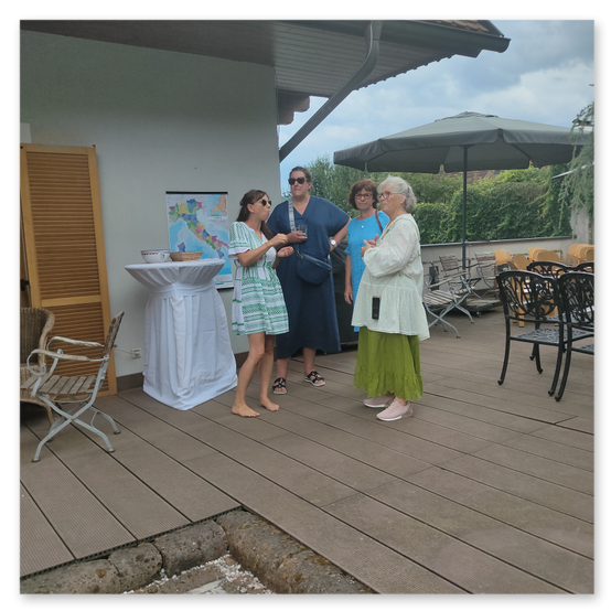 Ausstellung in Birkfeld, Impressionen der Kunstwerke aus Keramik im Garten, Bilder der Gäste