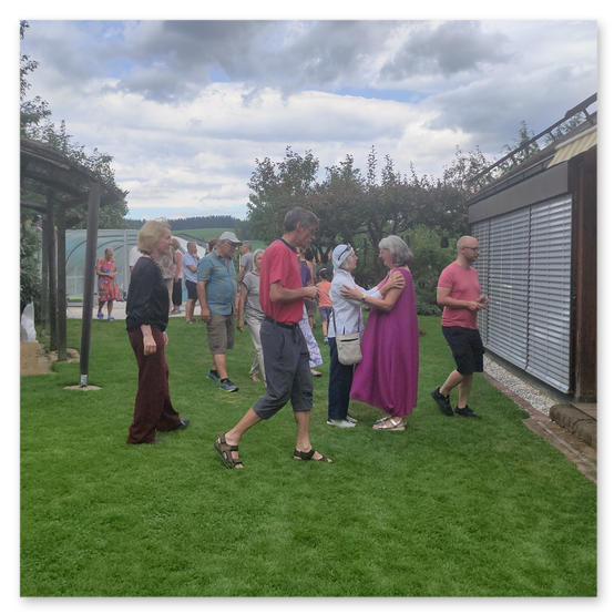 Ausstellung in Birkfeld, Impressionen der Kunstwerke aus Keramik im Garten, Bilder der Gäste