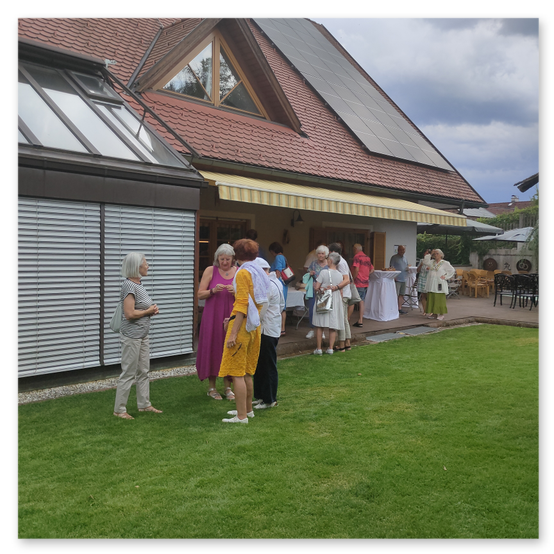 Ausstellung in Birkfeld, Impressionen der Kunstwerke aus Keramik im Garten, Bilder der Gäste