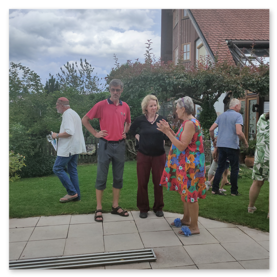 Ausstellung in Birkfeld, Impressionen der Kunstwerke aus Keramik im Garten, Bilder der Gäste