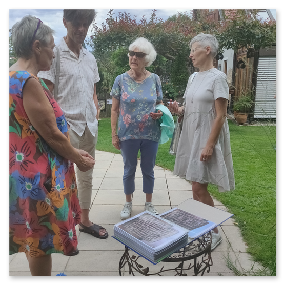 Ausstellung in Birkfeld, Impressionen der Kunstwerke aus Keramik im Garten, Bilder der Gäste