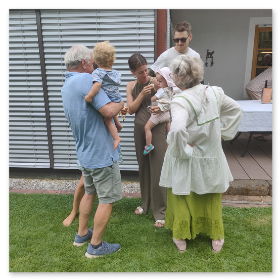 Ausstellung in Birkfeld, Impressionen der Kunstwerke aus Keramik im Garten, Bilder der Gäste