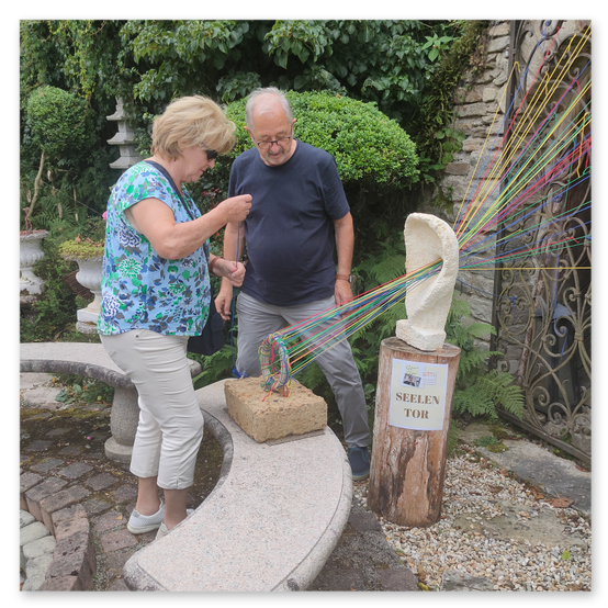 Ausstellung in Birkfeld, Impressionen der Kunstwerke aus Keramik im Garten, Bilder der Gäste