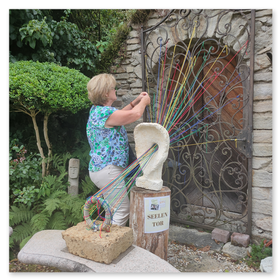 Ausstellung in Birkfeld, Impressionen der Kunstwerke aus Keramik im Garten, Bilder der Gäste